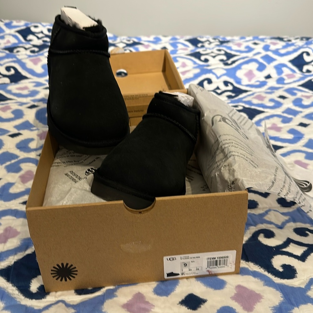 Ugg Classic Ultra Mini black size 9 New in box